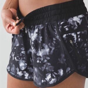 Lululemon Tracker Shorts Size 8 Black Gray Tie Dye Running Athletic Shorts